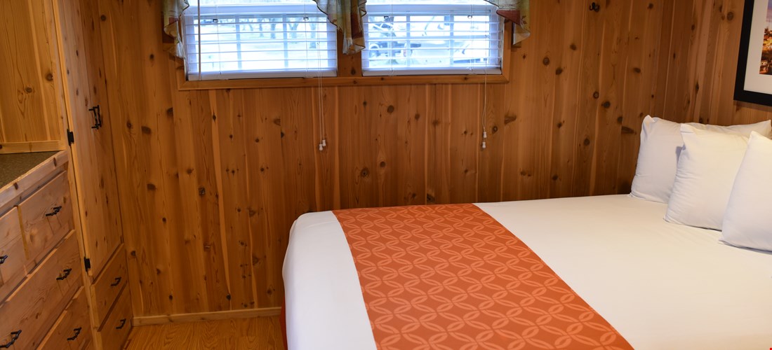 Queen bedroom in the loft deluxe cabin